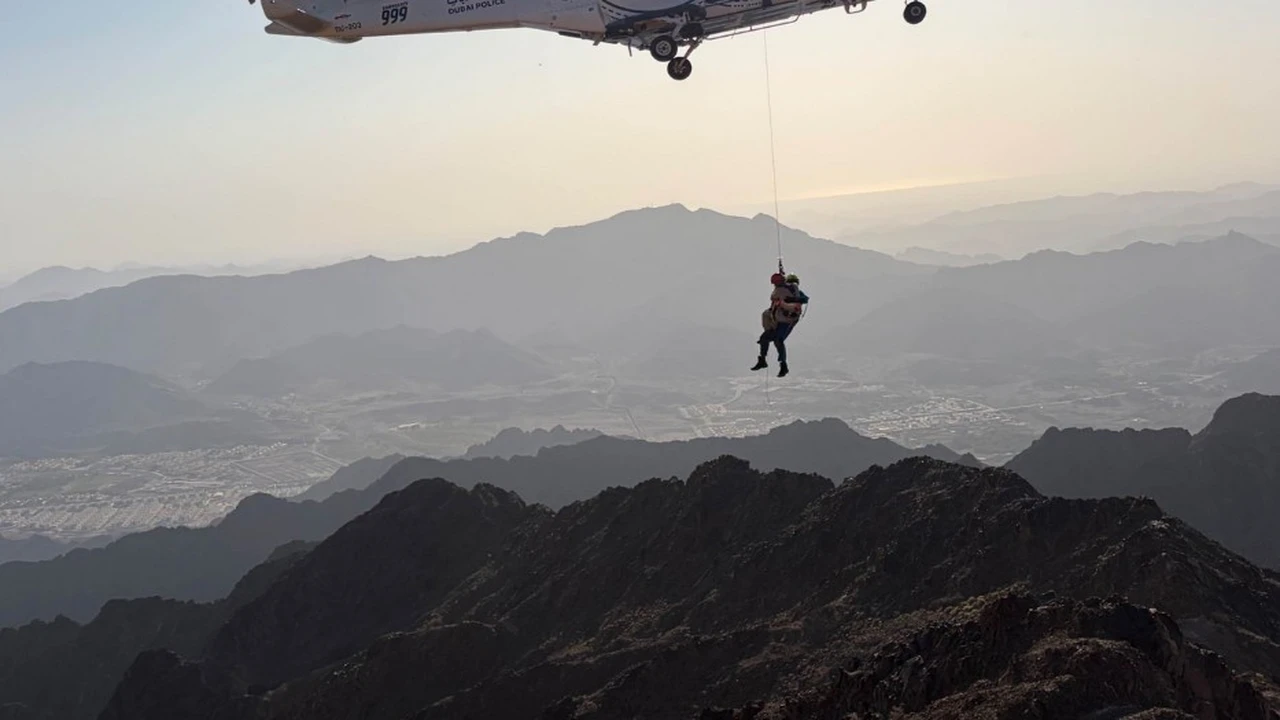 شرطة دبي تنقذ شابًا ضاع في جبال حتا